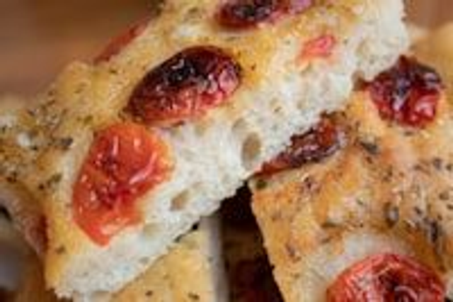 Red onion and tomato focaccia. 850g